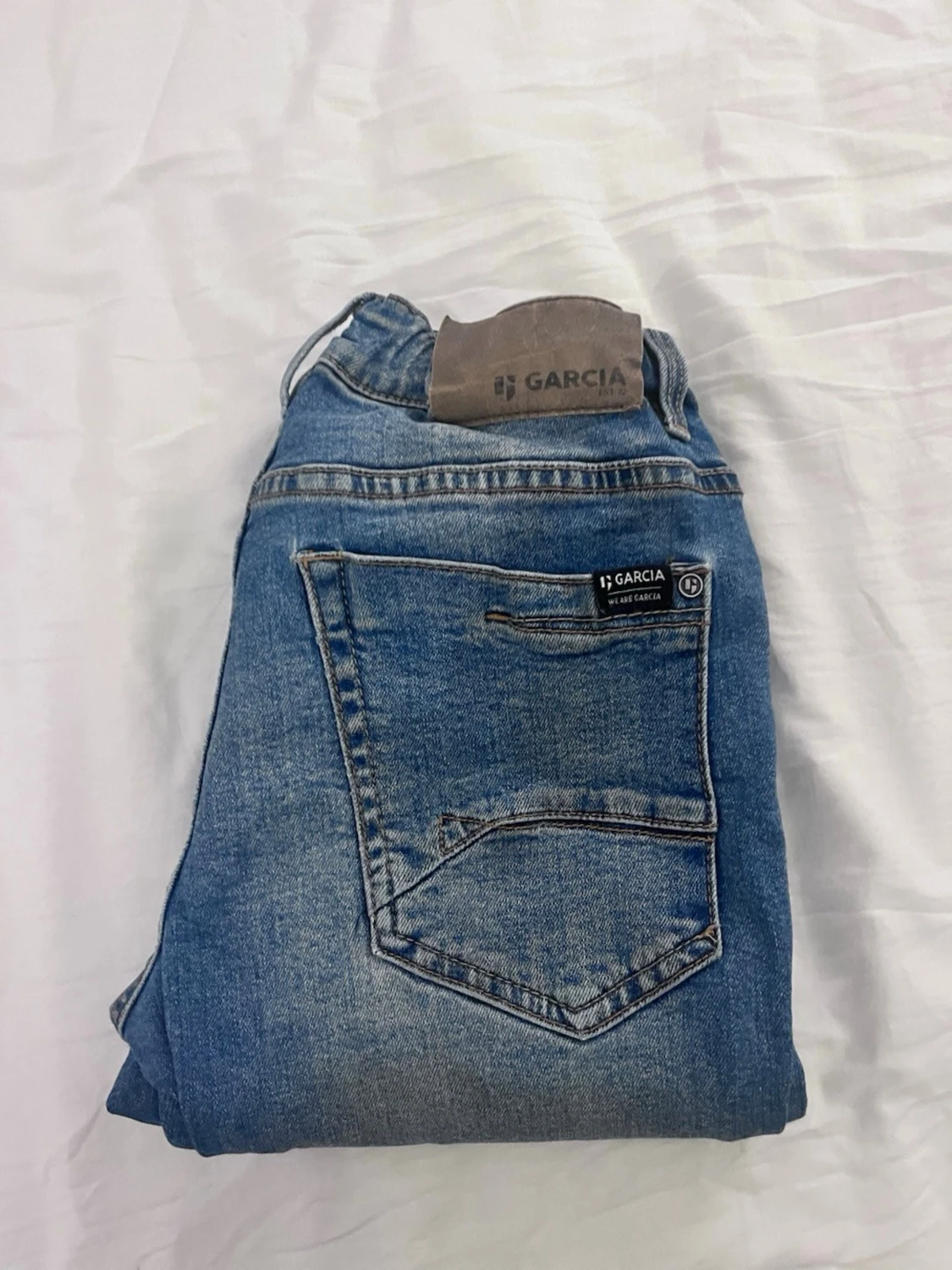Blå jeans från Garcia med läderpatch