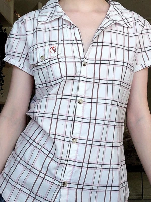 Y2K kortärmad skjorta fjällräven - Köpt second hand, säljer pga att den inte kommer till användning. Har mindre märken (se sista bilden), som troligen går utmärkt att ta bort. Hör av dig vid frågor eller för fler bilder🩷