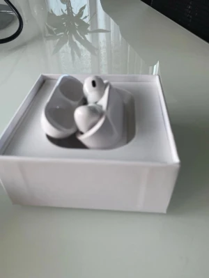 Trådlösa vita in-ear hörlurar - Snygga trådlösa in-ear hörlurar i vit färg med laddningsetui. Smidig och kompakt design som passar perfekt i fickan. Hörlurarna har en stilren look och laddas enkelt i det medföljande etuiet. Perfekta för musik, poddar och samtal på språng.