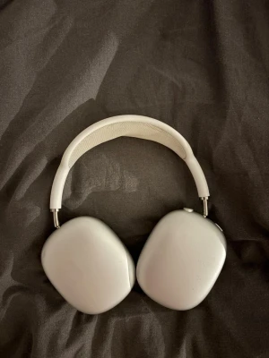 Apple AirPods Max silver - Säljer nu mina snygga och stilrena Airpods Max i färgen silver. Köptes i 2023 från Webhallen dvs. 100% autentiska. Inga flaws bortsett från lite små skrapmärken på metallytorna. Kommer med orginalbox. Skriv för fler bilder eller övriga funderingar