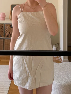 Beige linneklänning med tunna band - Klänning i linnemix från H&M🤍🧡🤍🧡