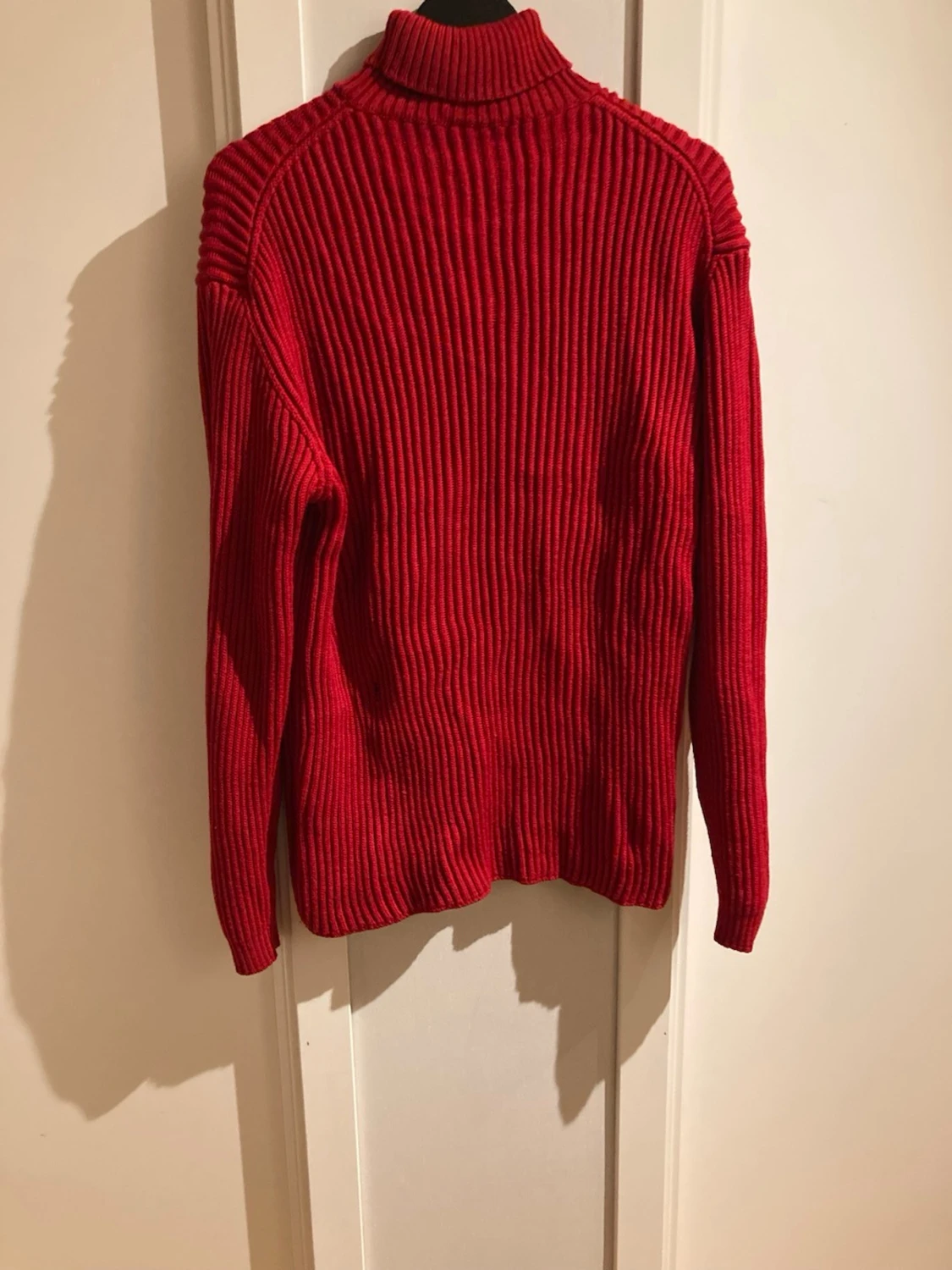 Röd ribbstickad polotröja - 1