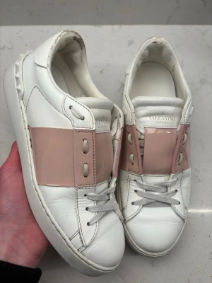 Valentino opens - Tja’ säljer dessa sjukt snygga valentino skor i storlek 38. Skriv vid frågor. Skickar inom 1 timma efter köp! 