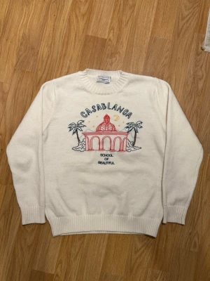 Casablanca Sweater  - Casablanca stickad tröja i elegant cremefärg 🤍 Mjuk och varm stickning — perfekt för vinter och kyligare dagar ❄️ En stilren och lyxig tröja som passar både till vardag och mer uppklädda outfits.  • Storlek M • Mått: 68 cm längd / 58 cm bredd  📦 Redo att skickas idag 🚚 Snabb leverans ‼️