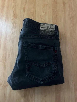 Replay jeans  - Snygga replay jeans med en slim passform. Midja 40cm, längd 106cm. L storleken sankas men jag skulle uppskatta till L32 - men utgå efter mått. JAG SKICKAR EJ FLER BILDER NÄR JAG BÄR JEANSEN! för bättre inblick i passformen rekommenderar jag att googla på modellnamnet. För storleksguide kolla måtten noggrant då jeansen alltid kan vara uppsydda heller krympta och jag ej tar emot returer :) s6,4