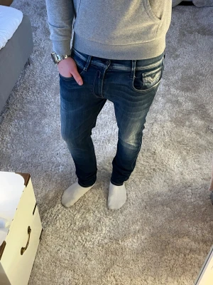 Replay anbass jeans  - Replay Jeans | skick 7,5/10 | Storlek 33/32 | Pris - 549kr | Modellen är ca 179cm lång | Hör av dig vid minsta fråga eller fundering!! (Inte mina bilder)