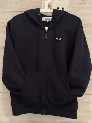 Mörk blå zip!!! - Riktigt skön zip med snygga tryck🤩||| Storlek M ||| vid minsta lilla fundering. Hör av er ||| pris kan justeras vid snabba köp||| mvh GC