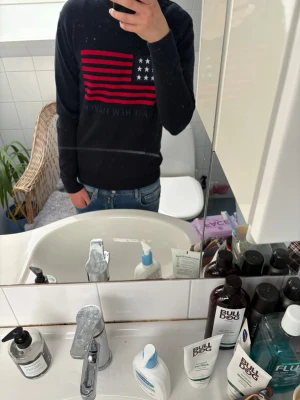 Gant USA Flag Stickad Tröja - Tja! Säljer en sjukt fet mörkblå USA flag stickad tröja från Gant. Otroligt bra passform och riktigt nice material. 10/10 skick inga defekter inget. Hör av dig om du har någon fundering!