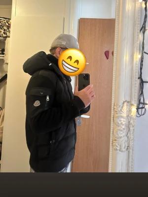 Svart dunjacka från Moncler - Säljer en svart dunjacka från Moncler med huva och dragkedja. Det är en uni jacka men passar killar som har s/xs och tjejer som har L/M 