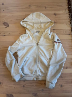 Moncler hoodie - Moncler hoodie i storlek M men sitter som S. Lite smutsig men en tvätt borde göra sitt.