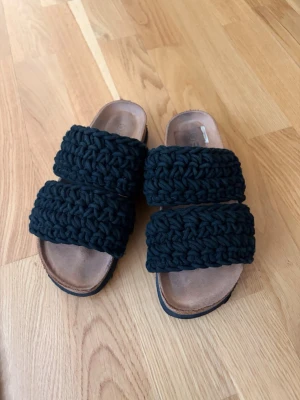 Svarta tofflor  - Liknar inukki tofflorna lmen är köpta på Dinsko.  Använda ungefär fem gånger. 