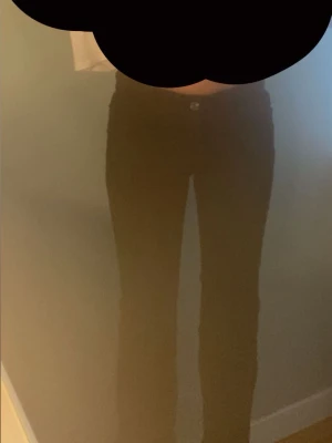 Svarta bootcut jeans från nelly - Säljer ett par svarta bootcut jeans från nelly med klassisk femficksdesign och snygga sömdetaljer på bakfickorna. Jeansen är low waist bootcut, perfekta för en trendig och avslappnad look. Köpta för 700 säljer för 500. Endast använda en gång då, dem är för långa på mig.