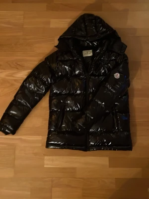 Moncler Maya - Moncler Maya i nyskick, perfekt för vintern.