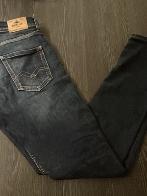 Blåa replay jean - Säljer dessa skitsnygga jeans från Replay. Barnstorlek 166cm men sitter som 28/30. Passformen är slimfit och klockrena nu inför vintersäsongen 👀❄️🧼