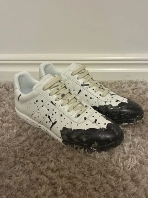 Maison vita sneakers med svart färgstänk - Maison margiela gats vita , helt nya , kommer utanbox 