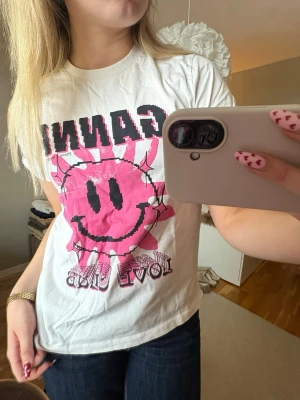 Ganni t-shirt - Sjukt fin t-shirt från Ganni😍 Jättetrendig och sjukt coolt tryck!!💞