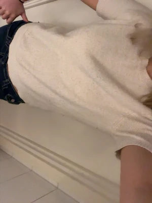 Beige stickad t-shirt med kort ärm - En enkel beige stickad t-shirt med korta ärmar och rund hals. Tröjan är söt och enkel samt perfekt att matcha till typ allt som exempelvis med jeans eller kjol.💖Finns ingen lapp så vet inte riktigt storleken men den passar bra till mig som är S/M🥰