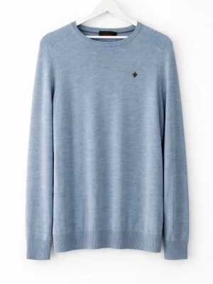 Ljusblå stickad tröja från Morris - Snygg ljusblå stickad tröja från Morris i 100% merinoull. Tröjan har rund halsringning, ribbade muddar och en liten broderad logga på bröstet. Perfekt för dig som gillar stilrena och klassiska plagg.