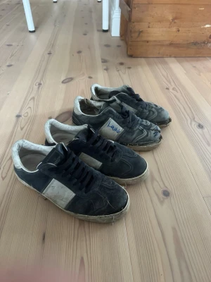 Valentino Flycrews  - Säljer 2 st Flycrews ett par som e slut ett lite fräschare par båda är 41 utan box. 1k för båda 