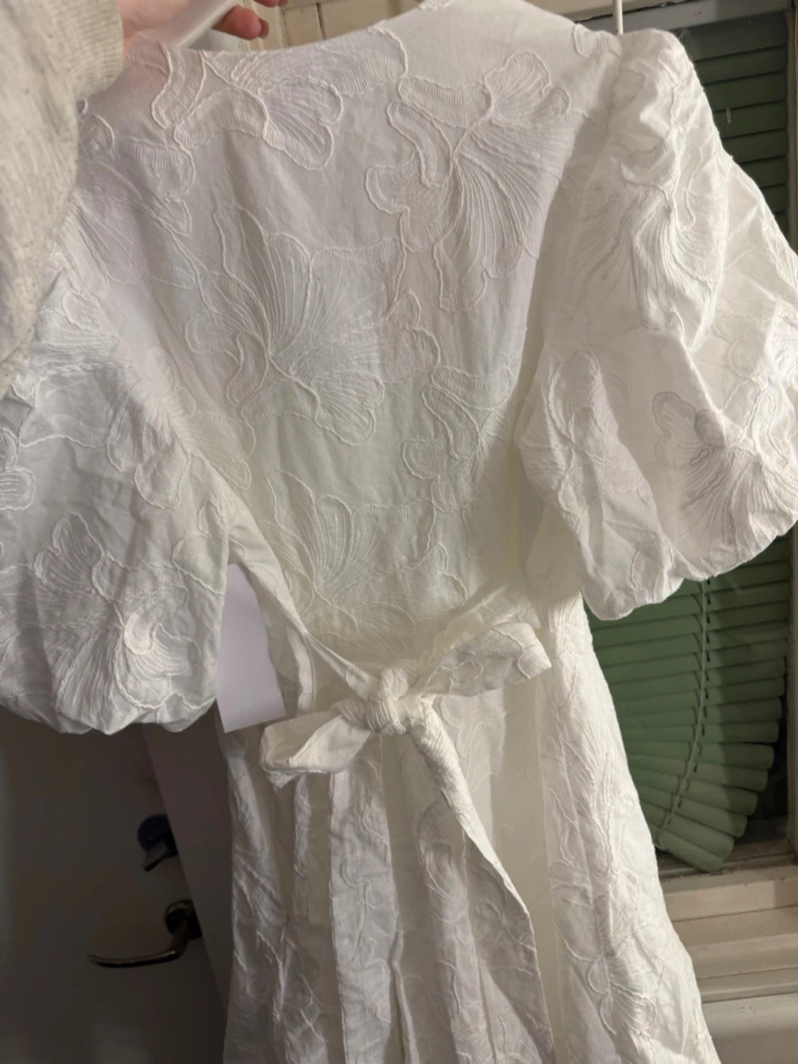 Vit kort klänning med puffärm - 2