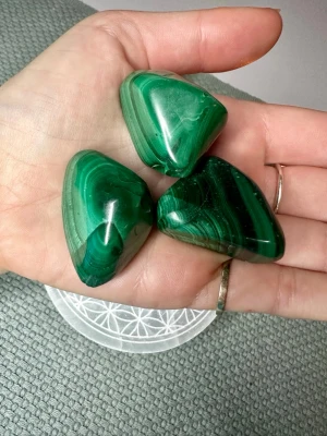 3 st stora malakit  - 3 stora stenar på 122 gram totalt.   Malakit är en stark transformationssten som hjälper till att frigöra gamla mönster, blockeringar och emotionell tyngd. Den sägs absorbera negativ energi och skydda bäraren från yttre påverkan.  De är 3.5-4 cm långa.   Pris brukar ligga på 130kr per styck för dessa.   