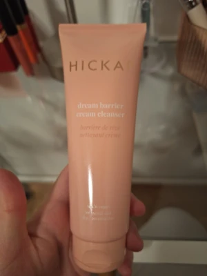 Hickap dream barrier cream cleanser - Mjuk rengöringskräm från Hickap. Dream barrier cream är vegansk och passar för normal till torr hud. Tagit en liten klick