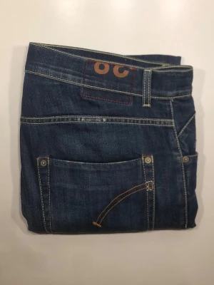 Dondup jeans 👖  - Säljer ett par mörkblå Slim fit jeans från Dondup! Passform/modell: Sammy (sitter som George) Storlek: Storlekslappen är bortklippt tyvärr men skulle gissa på W34, Dondup sitter mindre i storlekarna så passar 33. Nypris: 3000kr, mitt pris: 499kr, jag diskuterar gärna priset!