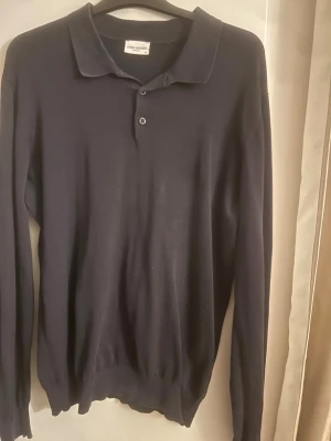 John Henric tröja  - Säljer denna otroligt snygga långärmade piké från John Henric, säljer då den ej kommer till någon användning längre, tröjan är i bra skick 