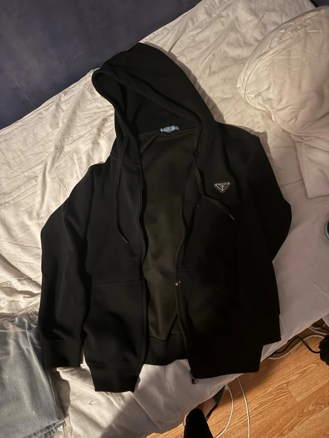 Svart hoodie från Prada med dragkedja - 2