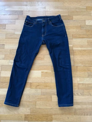 Mörkblå jeans från Emporio Armani - Armani jeans storlek 28