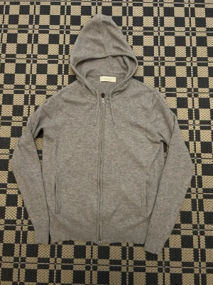 Sayless hoddie - Tja säljer denna Sayless kofta pågrund av att den är för liten. Den är i storlek S och är i mycket bra skick. Har haft på mig den endast 3 gånger så inga skador har den.