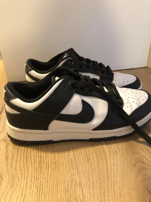 Nike Dunk pandas - Säljer brorsan Pandas för dem blev för små och han vill inte ha dem. Han använda knappt dem alls och därför är i nära till ny skick. Pris inte 100% spikatt