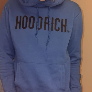 Blå hoodie från Hoodrich - Säljer en blå hoodie från Hoodrich helt ok skick 