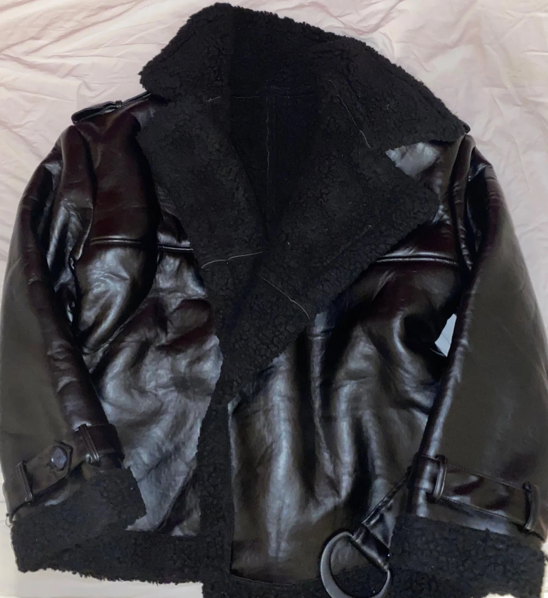 Svart teddyjacka/kappa med bälte adoore liknande skinnjacka - 1