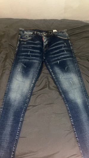 Märkes jeans - Helt nya blåa märkesjeans – stilrena, tidlösa och aldrig använda. Perfekta för dig som vill ha ett par snygga och riktigt kvalitativa jeans till ett bra pris. Skicka gärna meddelande vid frågor! Storlek: Xs/S, Passform: Slim fit, Material: Premium denim med bra stretch och form, Skick: Helt nya, aldrig använda.