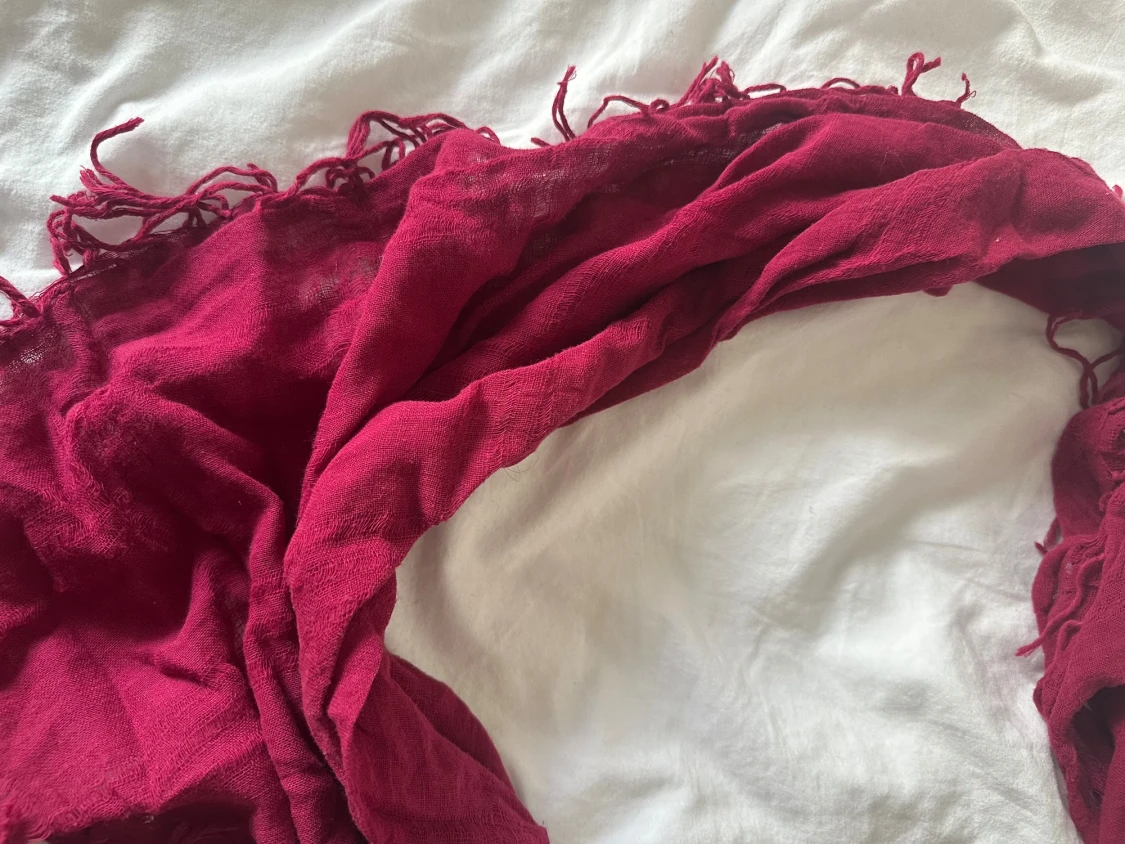 Vinröd tunn halsduk med fransar - 1