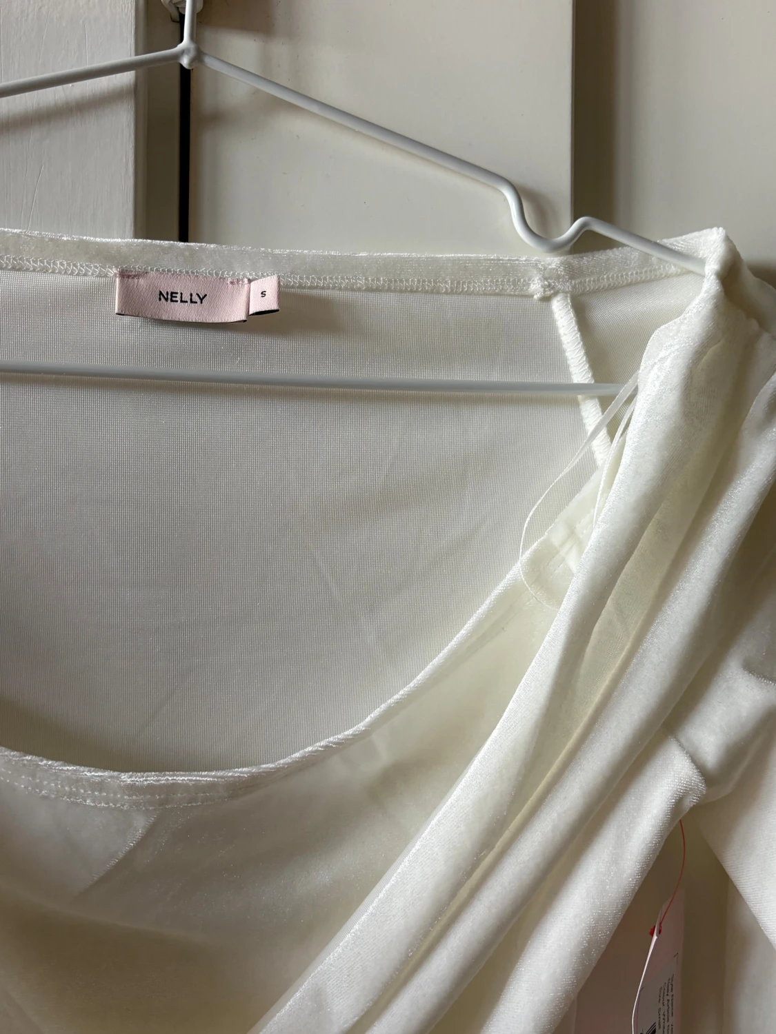 Vit off-shoulder body i sammet från Nelly - 4