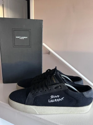 Saint Laurent skor  - Hej och välkommen till BL nu säljer jag mina saint skor i mycket bra skick vet inte om de är original inget jag är 100% på men han jag köpte av sa det men kan gå ner i pris på grund av att jag inte vet men enligt mig ser de ut att va äkta sjuk kvalitet box medföljer och dustbag skickas i original låda osv kan skicka med PostNord och Instabox de är endast lite smutsiga men inga större defekter priset är inte fast kom med frågor och bud mvh BL !!!!!!BÄTTRE PRIS FÖR FÖLJARE!!!!!!!!!!!!!