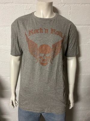 T-shirt med specialtryck storlek L. - T-shirt med specialtryck i storlek L. Lite ljusare i verkligheten.