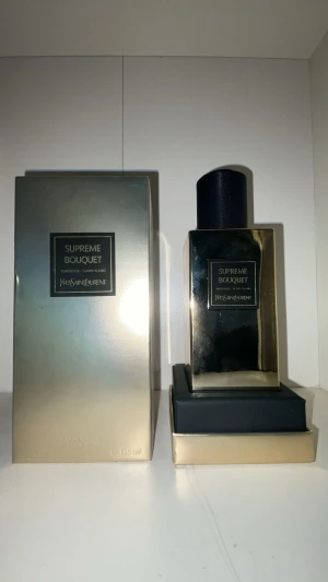 YSL Supreme Bouquet 125ml - Nypris 4700kr. Säljer 2000kr. Supreme Bouquet från Yves Saint Laurent. Lyxig parfym med tuberose och ylang ylang, levereras i en exklusiv förpackning. Volym: 125 ml.