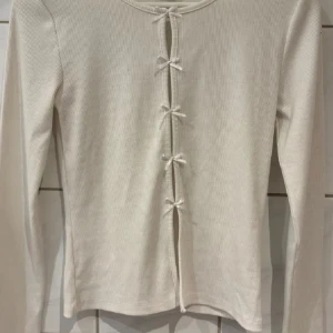 Topp - Säljer denna supersöta topp ifrån Nelly i storleken m men som passar S också❤️