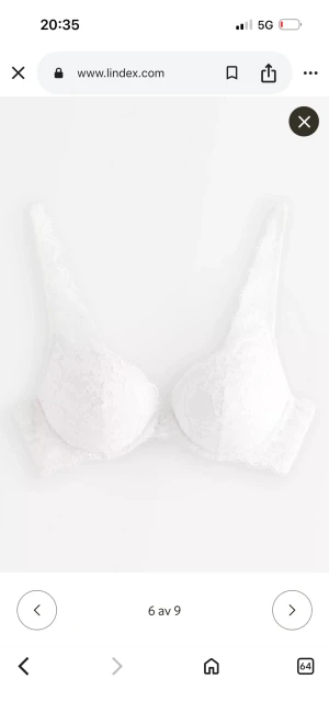 Vit push up-bh med spets från Lindex - Säljer en vit push up-bh från Lindex med snygg spets över hela kupan och axelbanden. Bh:n har en feminin v-ringning och ger extra lyft. Spetsdetaljerna gör den extra fin och den har klassisk form med reglerbara axelband. Kom privat för egna bilder