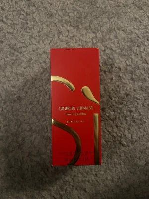 Giorgio Armani Sì Passione 30ml - Snygg och trendig parfym från Giorgio Armani. Parfymer är endast öppnad men inte använd!! Enbart bruten förpackning!! Perfekt storlek att ta med i väskan och passar dig som vill lukta otroligt gott och känna dig självsäker. 