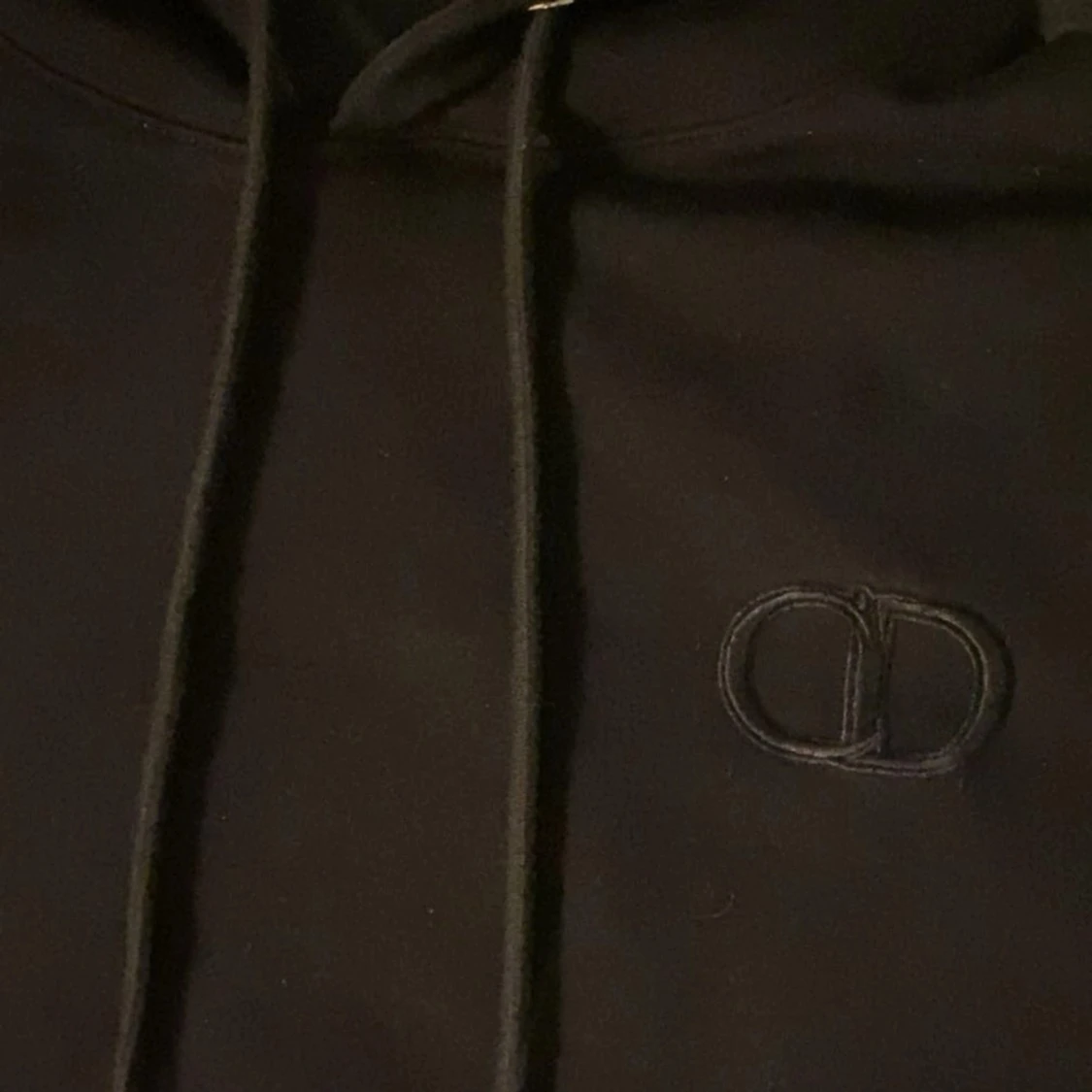 Svart CD hoodie med broderad logga - 2