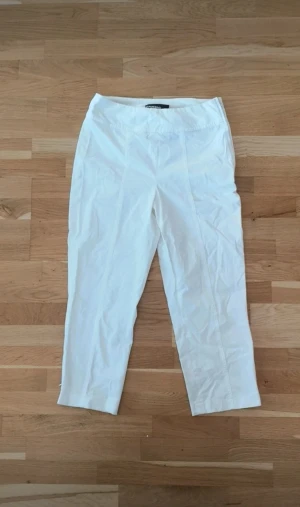 Vita byxor från Cambio - Vita byxor från Cambio, croppad längd och rak passform.