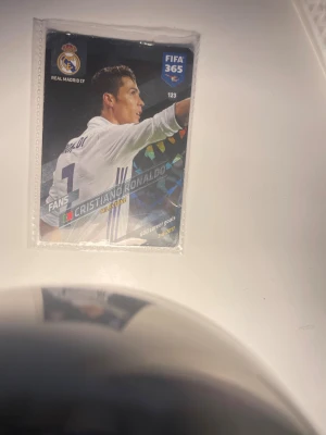 Cristiano Ronaldo Fotbollskort Milestone  - Unik samlarkort från FIFA 365 med Cristiano Ronaldo i Real Madrid, firar 600 karriärmål. Perfekt för fotbollsfans och unga samlare som vill ha en ikonisk spelare i sin kollektion.