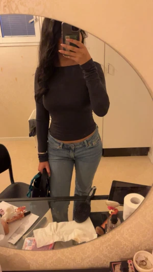 Mörkgrå topp med öppen rygg - Säljer en grå, långärmad topp med öppen rundad urringning bak. Kommer inte till nån använding längre. Klippt bort storlekslappen för att den stack ut vid använding men tröjan passar xs och s