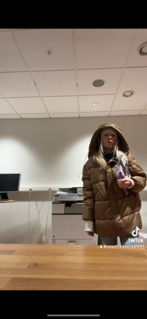 Brun pufferjacka med huva - Säljer en brun pufferjacka med stor huva och quiltad design. Jackan är lång och har en loose passform, perfekt för dig som gillar att hålla dig varm och ändå se chill ut. Materialet är syntet och jackan har långa ärmar. Grym för kalla dagar!