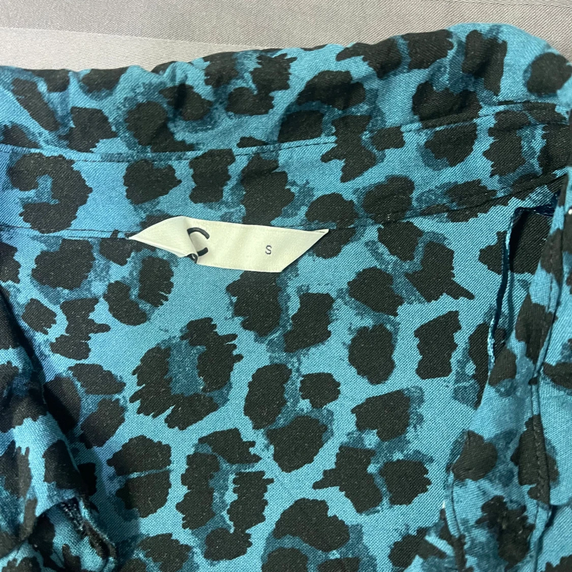 Blå leopardmönstrad skjorta S - 3