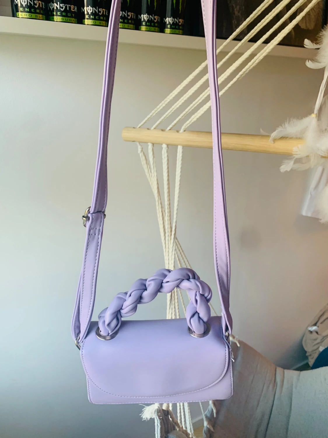 Ljuslila axelväska med flätat handtag